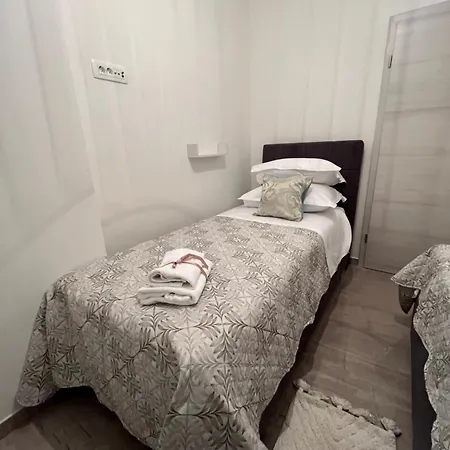 Lantana Apartment